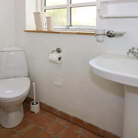 Tranquil Waterfront Cottage-by Traum Tatil Evi Hadsund