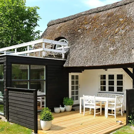 Tranquil Waterfront Cottage-by Traum Holiday home Hadsund