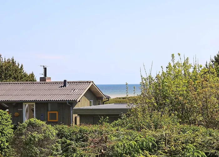 Tranquil Waterfront Cottage-by Traum Hadsund